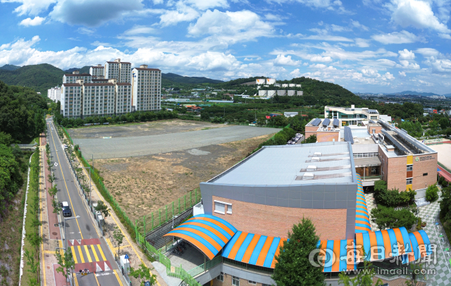 1일 대구 동구 숙천초등학교 옆 부지에 어린이 복합문화시설 주차장이 들어서 있다. 이곳은 정동고등학교의 이전 예정지로 정해졌지만, 기존 부지 매각에 난항을 겪으면서 무기한 연기된 바 있다. 안성완 기자 asw0727@imaeil.com