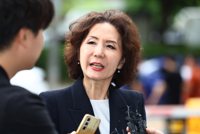 이진숙 사회부총리 겸 교육부 장관 후보자가 30일 오전 서울 여의도 한국교육시설안전원에 마련된 인사청문회 준비 사무실로 출근하며 취재진 질문에 답하고 있다. 연합뉴스