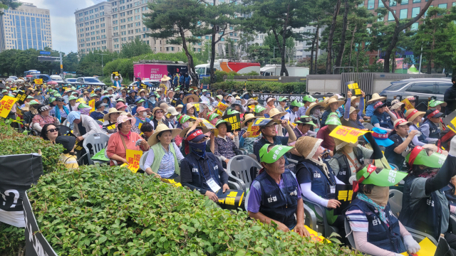 1일 오후 국회의사당 앞에서 경북 5개 지역 산불피해 주민 약 1천명이 집회를 열고 정부와 국회 차원의 신속한 대응을 촉구하고 나섰다. 김윤기 기자