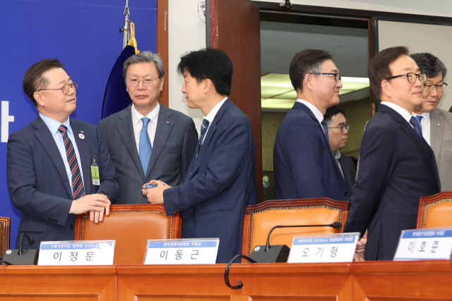 30일 서울 여의도 국회에서 열린 더불어민주당과 경제6단체의 상법 개정안 간담회에서 오기형 코스피5000특위 위원장(왼쪽 세번째)이 박일준 대한상의 부회장(맨 왼쪽), 김창범 한국경제인협회 상근부회장(왼쪽 두번째) 등 참석자들과 대화하고 있다. 연합뉴스
