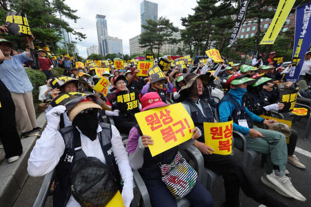 1일 국회 앞에서 열린 경북 산불피해 특별법 제정 촉구 결의대회에서 참가자들이 구호를 외치고 있다. 연합뉴스