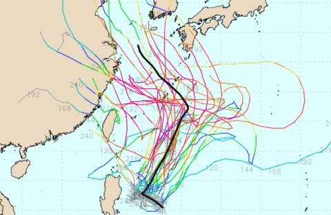 장마 쫓아내 이른 무더위 만든 98W 열대요란, 태풍 돼 한반도 올까?