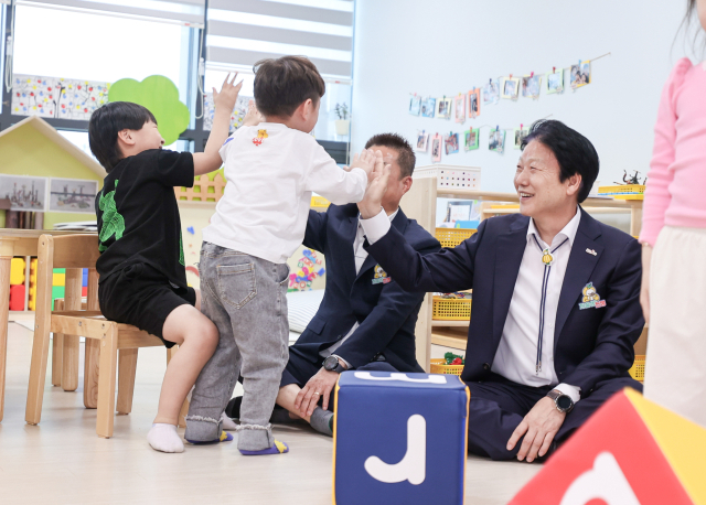 이병환 성주군수가 어린이들과 즐거운 시간을 보내고 있다. 성주군 제공