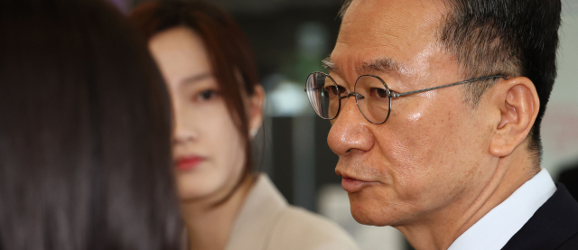 정성호 법무부 장관 후보자가 1일 서울 종로구 적선동에 마련된 인사청문회 준비 사무실로 출근하며 취재진 질문에 답하고 있다. 연합뉴스