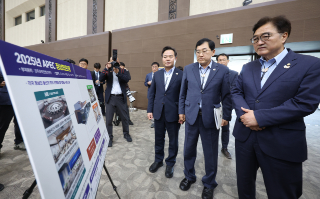 우원식 국회의장이 1일 경주화백컨벤션센터에서 열린 APEC 2025 KOREA 준비상황 보고·간담회에서 부대시설 준비 현황판을 살펴보고 있다. 김영진 기자 kyjmaeil@imaeil.com