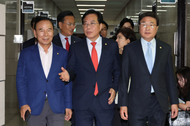 국민의힘 송언석 비상대책위원장 겸 원내대표와 박덕흠, 김대식 의원 등 비대위원들이 1일 서울 여의도 국회에서 열린 비대위 첫 회의에 참석하고 있다. 연합뉴스