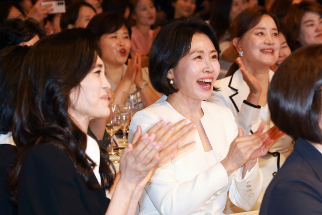 이재명 대통령의 배우자 김혜경 여사가 1일 서울 중구 신라호텔 다이너스티홀에서 열린 제4회 여성기업주간 개막식에 참석해 축하 공연을 감상하며 손뼉치고 있다. 연합뉴스