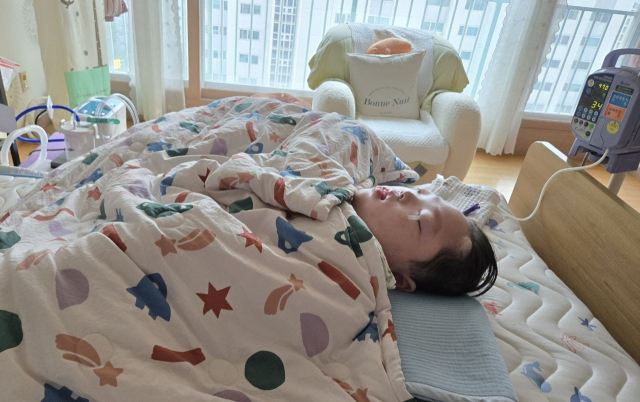 생후 두 달 만에 뇌 손상을 입고 10년간 누워 지내온 11세 어린이 김연우 군이 장기기증으로 3명에세 새 삶을 선물한 뒤 하늘의 별이 됐다. 한국장기조직기증원 제공
