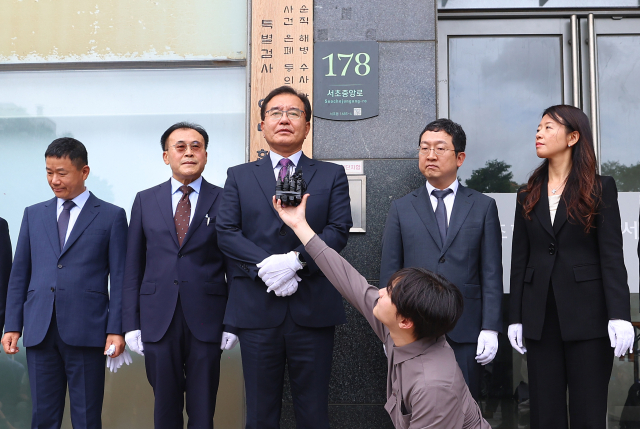 이명현 순직해병 특별검사가 2일 서울 서초구에 마련된 특검 사무실에서 진행된 현판식에서 발언하고 있다. 왼쪽부터 이금규·류관석 특검보, 이명현 특검, 정민영·김숙정 특검보. 연합뉴스