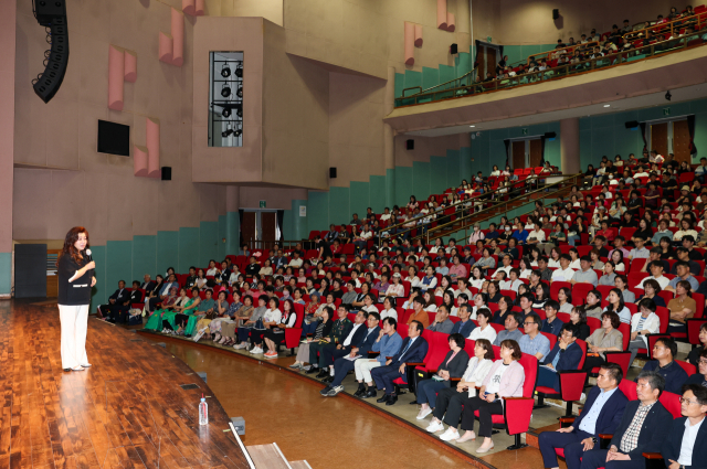 의성군은 지난 1일 의성문화회관에서 민선 8기 3주년 맞아 정례석회를 열었다. 이날 열린 정례석회에서 정신건강의학과 전문의 오은영 박사가 강연을 하고 있다. 의성군 제공.