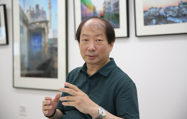 박정일 사진가가 2일 사진전을 열고 있는 대구 북구 복현어울림센터에서 작품에 대한 이야기를 하고 있다. 김도훈 기자