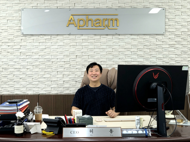 허용 에이팜건강 대표가 사무실에서 근무하면서 환하게 웃고 있다. 정은빈 기자