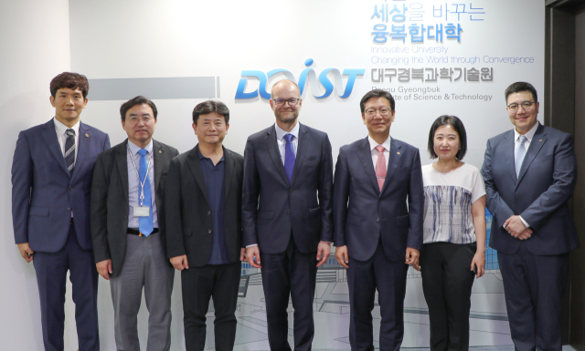 유리 예르비아호(가운데) 주한 핀란드 대사가 2일 DGIST를 찾아 기념사진을 찍고 있다. DGIST 제공.