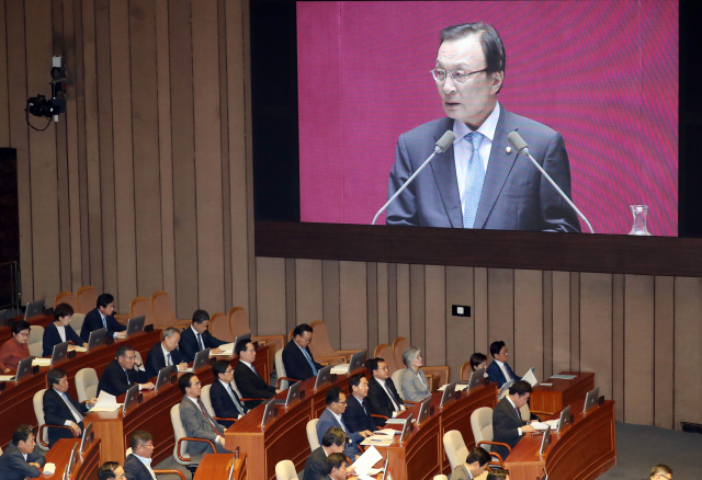 이해찬 더불어민주당 대표가 2018년 국회 교섭단체 대표연설에서 국무위원과 국회의원들이 지켜보는 가운데 수도권 소재 122개 공공기관 이전을 약속하고 있다. 연합뉴스