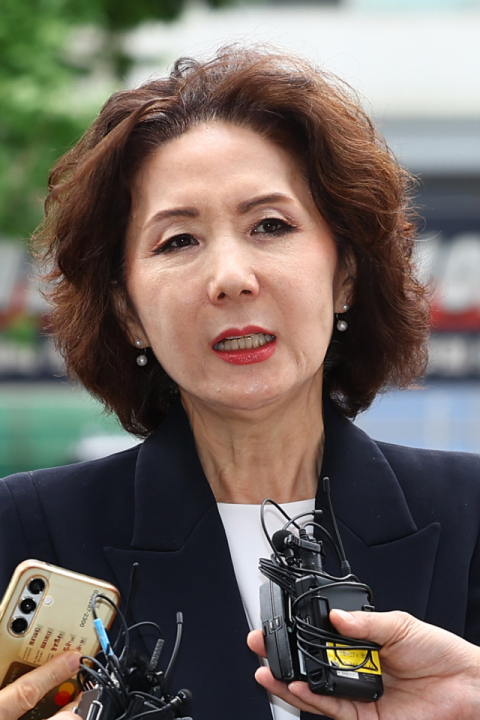 이진숙 사회부총리 겸 교육부 장관 후보자가 30일 오전 서울 여의도 한국교육시설안전원에 마련된 인사청문회 준비 사무실로 출근하며 취재진과 질의응답하고 있다. 연합뉴스