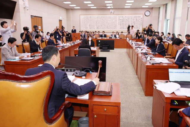 2일 국회 법제사법위원회 법안심사제1소위원회에서 더불어민주당 소속 김용민 소위원장이 상법 일부개정법률안 등 안건을 상정하며 의사봉을 두드리고 있다. 연합뉴스