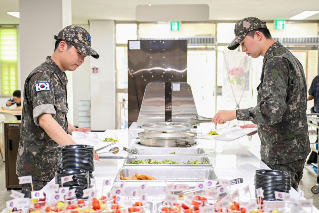 16전비 장병들이 새로 운영되는 뷔페식 급식 음식을 담고 있다. 제16전투비행단 제공