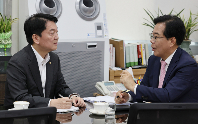 국민의힘 송언석 비상대책위원장 겸 원내대표(오른쪽)와 국민의힘 혁신위원장으로 내정된 안철수 의원이 2일 오후 국회 본청 원내 대표실에서 만나 대화하고 있다. 연합뉴스