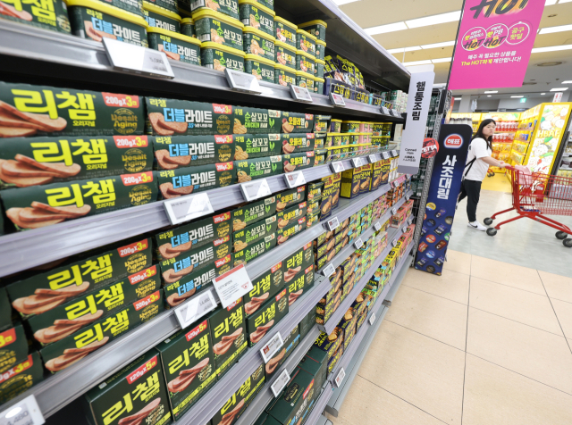 서울 시내 대형마트에 진열된 햄. 연합뉴스