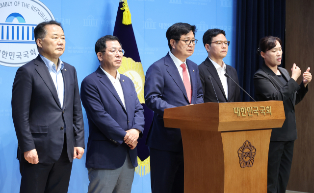 국민의힘 소속 국회 과학기술정보방송통신위원회 위원들이 2일 서울 여의도 국회 소통관에서 기자회견을 열고 