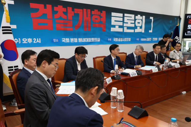 국회 법제사법위원회 여당 간사인 더불어민주당 김용민 의원이 2일 서울 여의도 국회에서 열린 검찰개혁토론회에서 환영사를 하고 있다. 연합뉴스