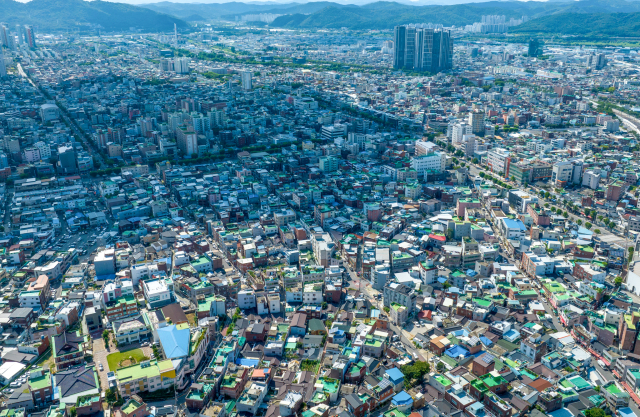 2일 대구 도심 상공에서 바라본 서구 주택가. 김영진 기자 kyjmaeil@imaeil.com