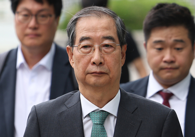 한덕수 전 국무총리가 2일 내란특검 조사를 받기 위해 서울 서초구 서울고검 청사로 향하고 있다. 연합뉴스