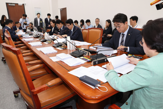2일 국회에서 과학기술정보방송통신위원회의 정보통신방송법안심사소위원회가 더불어민주당 소속 김현 소위원장 등이 참석한 가운데 열리고 있다. 연합뉴스