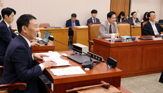 2일 서울 여의도 국회에서 여야의 상법개정안 처리 합의 이후 열린 법안심사제1소위원회의에서 김용민 소위원장과 위원들이 안건 처리에 앞서 밝은 표정으로 대화하고 있다. 연합뉴스