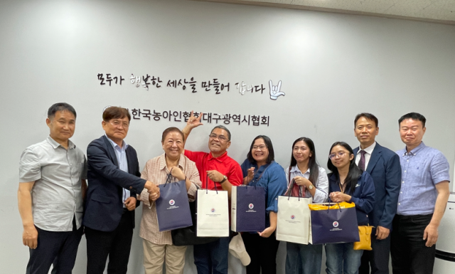 필리핀 BID 청각장애학교 학생과 교사들이 대구시농아인협회를 찾았다. 포낙보청기 대구센터 제공.