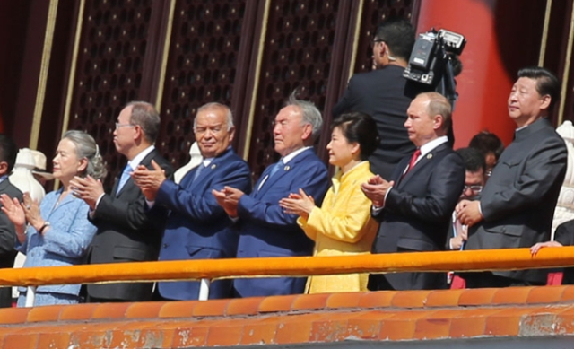 2015년 9월 3일 박근혜 전 대통령이 중국 베이징 텐안먼에서 열린 전승절 70주년 기념대회에 참석, 시진핑 중국 국가주석(사진 오른쪽), 푸틴 러시아 대통령 등 각국 정상들과 함께 열병식을 지켜보고 있다. 사진 청와대