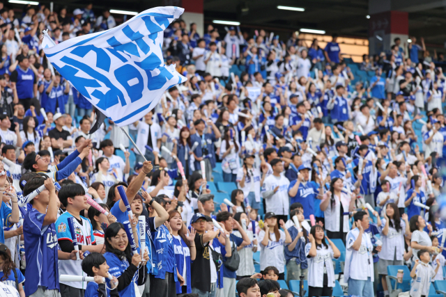 KBO 프로야구 전반기 최초이자 역대 최소 경기 700만 관중 달성