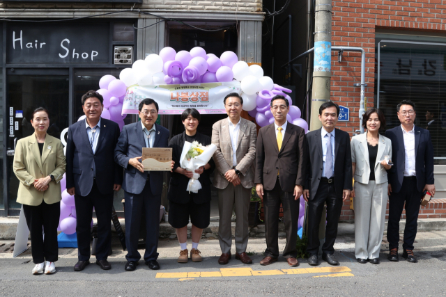 주낙영 경주시장과 이동협 시의회의장 등이 신골든 시즌3 청년창업팀 개소를 축하하고 있다. 경주시 제공