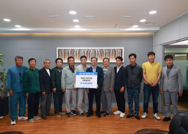 지난달 25일 국민의힘 영양군 당원협의회 관계자들이 오도창 영양군수를 만나 산불 피해 이재민을 위한 성금을 전달하고 기념 촬영하고 있다. 영양군 제공