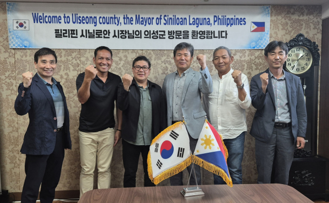 필리핀 시닐로안시 대표단이 지난달 26일 의성군을 방문해 계절근로자 운영 현황을 살피고 선진 농업 현장을 둘러봤다. 의성군 제공.