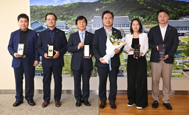 경상북도와 대한적십자사 경북지사는 2일 도청에서 신규 아너스클럽 가입식을 가졌다.(왼쪽부터 권혁수,김명돌,김재왕,김학홍 행정부지사,운정국제교육재단,인덕의료재단 복주회복병원) 경북도 제공