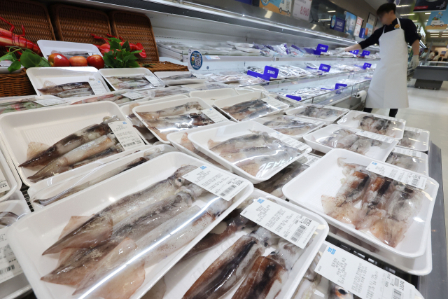 기후변화로 인한 고수온 영향으로 고등어와 조기, 오징어 등 수산물 가격이 큰 폭으로 오른 가운데 3일 서울의 한 대형 마트에 오징어가 진열되어 있다. 이날 한국농수산식품유통공사 농산물 유통정보(KAMIS)에 따르면 고등어(국산 염장) 한 손의 소매가격은 전날 기준 6천800원으로 평년 대비 71.6% 높고 작년보다 36.0% 비싸다. 물오징어 가격은 한 마리에 4천974원으로 평년보다 27.2%, 작년보다는 28.6% 각각 높다. 참조기(냉동)도 한 마리에 2천17원으로 평년과 전년 대비 각각 30.0%, 21.0% 비싸다. 연합뉴스