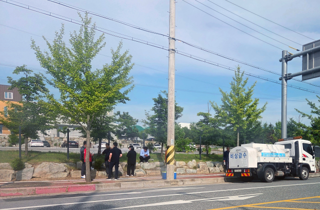3일 안동시 풍산농공단지 일원에서 안동시가 긴급 단수 상황에 대한 해결을 위해 비상급수 차량을 운영하고 있다. 김영진 기자