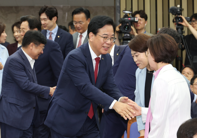 국민의힘 송언석 비상대책위원장 겸 원내대표(가운데)가 3일 국회에서 열린 의원총회에 참석하며 의원들과 인사하고 있다. 연합뉴스