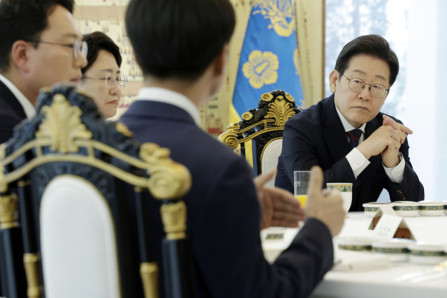 이재명 대통령이 3일 서울 한남동 관저에서 열린 비교섭단체 5당 지도부 오찬 회동에서 사회민주당 한창민 당대표 겸 원내대표의 발언을 듣고 있다. 연합뉴스