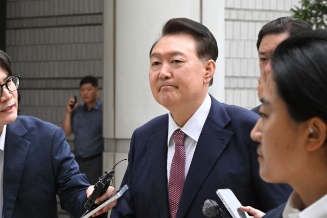 윤석열 전 대통령이 3일 서울 서초구 서울중앙지방법원에서 열린 내란 우두머리 혐의·직권남용 권리행사 방해 혐의 사건 9차 공판에 출석하고 있다. 연합뉴스