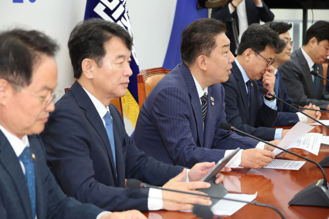 더불어민주당 김병기 당대표 직무대행 겸 원내대표가 3일 서울 여의도 국회에서 열린 정책조정회의에서 발언하고 있다. 연합뉴스