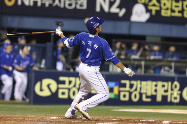 삼성 라이온즈의 이재현이 3일 서울 잠실구장에서 열린 두산 베어스와의 경기 9회초 좌월 역전 만루 홈런을 치고 있다. 삼성 제공