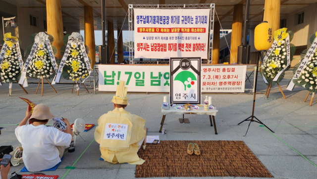 3차 납공장 반대 총 궐기대회에 근조화환과 상복까지 등장했다. 마경대 기자