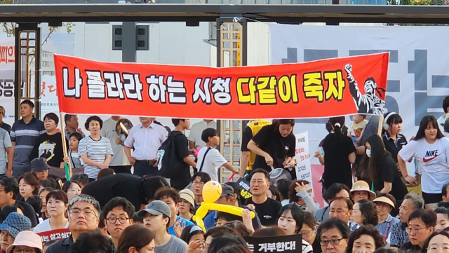 납공장 건축 허가를 내준 영주시청을 비토하는 현수막이 집회 현장에 걸려 있다. 마경대 기자