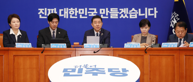 김병기 당대표 직무대행 겸 원내대표(가운데)가 4일 국회에서 열린 최고위원회의에서 발언하고 있다. 연합뉴스