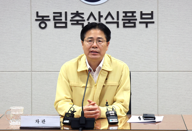 강형석 농림축산식품부 차관이 4일 정부세종청사 농식품부 농업재해대책상황실에서 열린 폭염 대응 추진 상황 점검회의를 주재하고 있다. 연합뉴스
