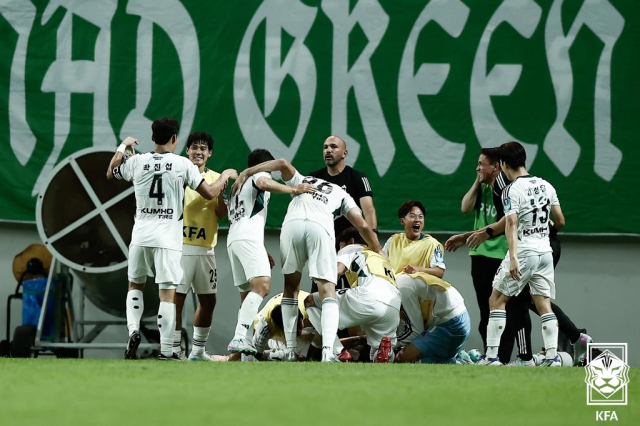 송민규의 골에 기뻐하는 전북 선수들. 대한축구협회 제공
