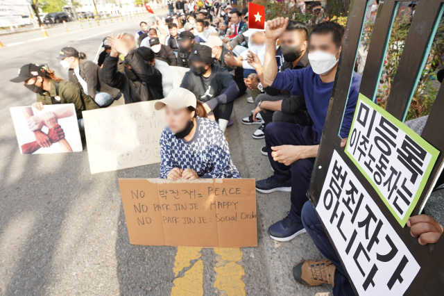 '상한 20개월' 달라진 외국인 보호제도 개정 논란