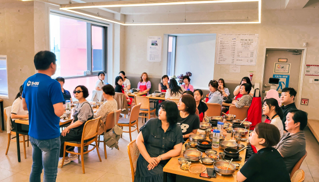 영진전문대 외식창업 키워드림 아카데미 11기 수강생들이 3일 포항시 물회 전문 식당을 찾아서 현장 교육을 받는 모습. 영진전문대 제공